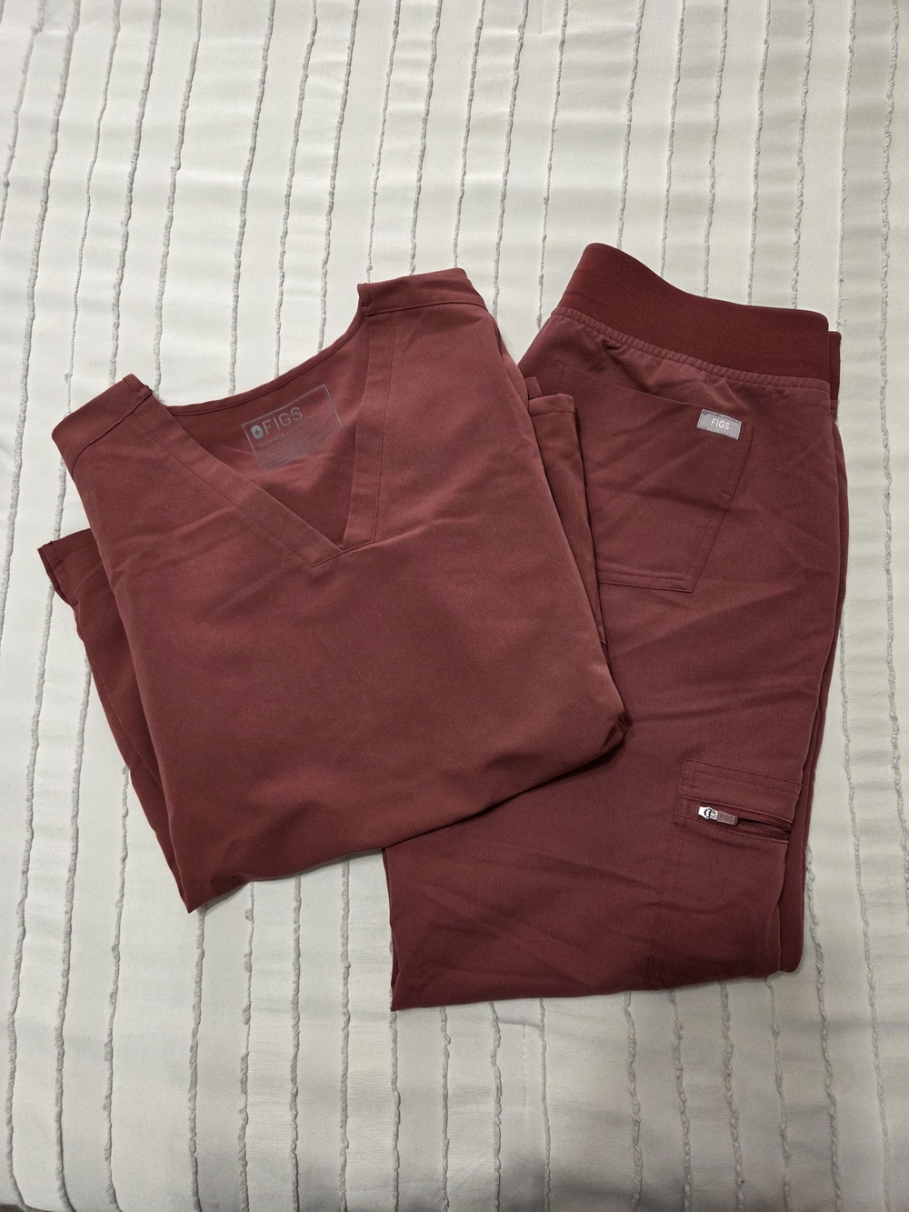 FIGS Women’s Mauve V-Neck Scrub Set